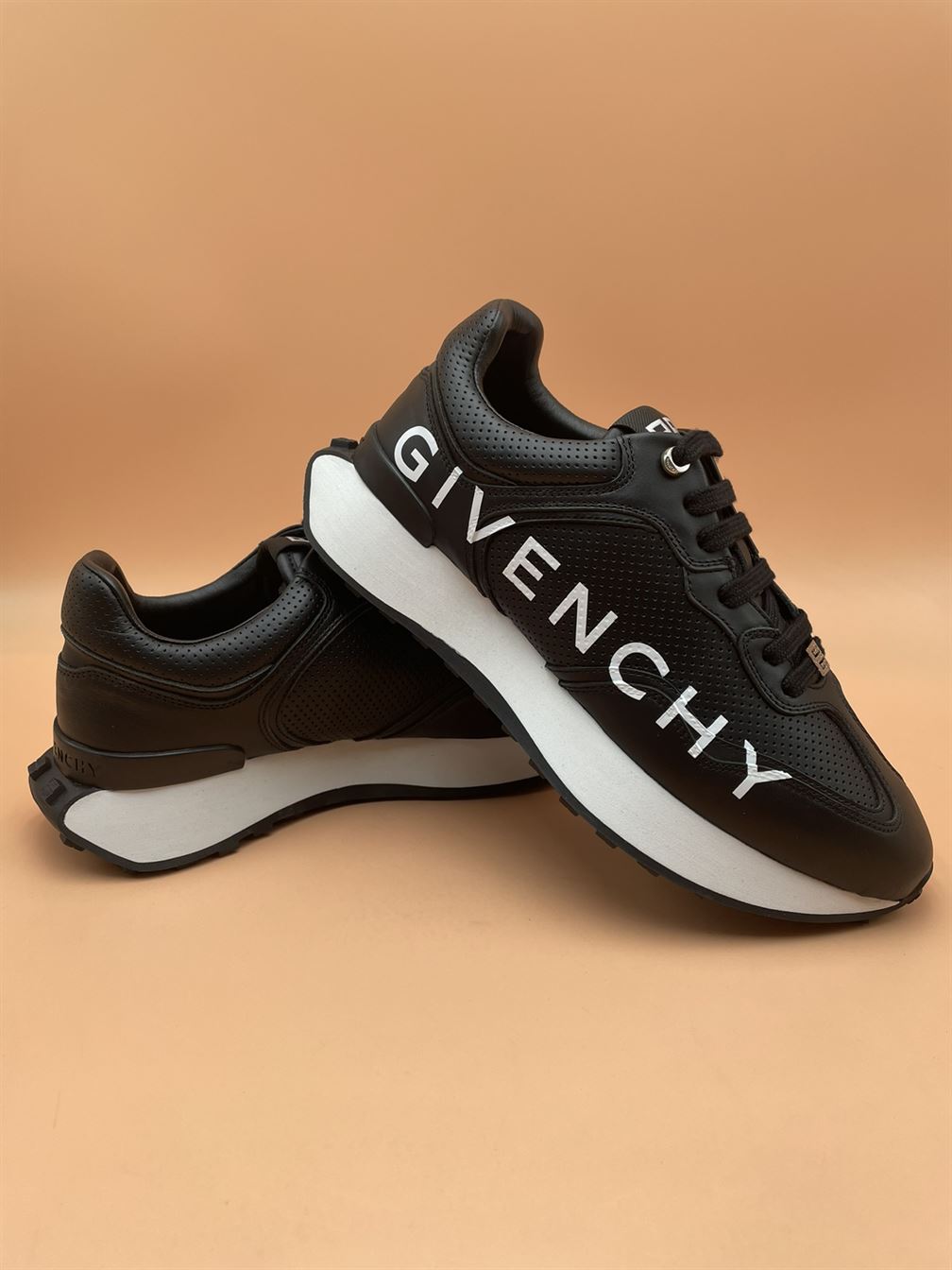 GIVENCHY RUNNER SNEAKERS IN PERFORATED LEATHER   GVC003