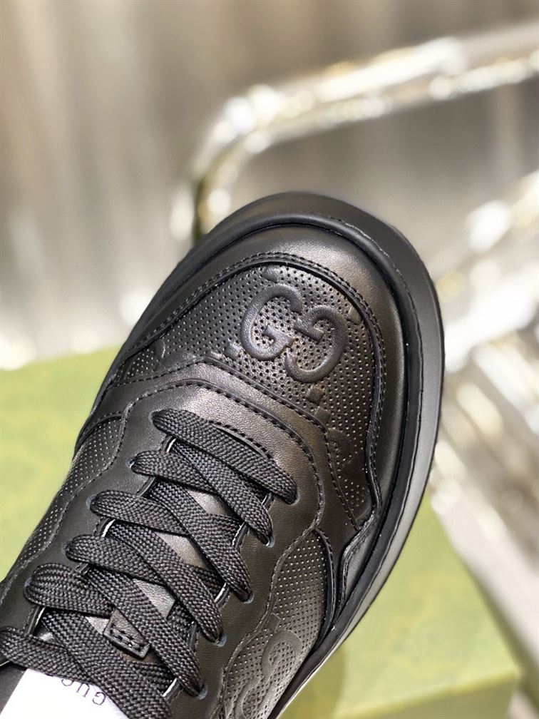 Gvc*1 MEN S GG EMBOSSED SNEAKER BLACK LEATHER   GCC004