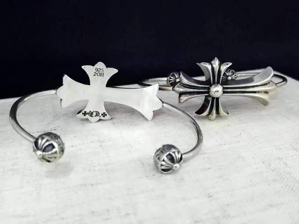 Knockoff Ch*0me He**ts Logo Bracelet