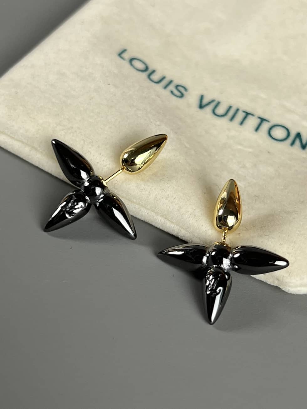 L0vis Vvtt0n Earring For Sale