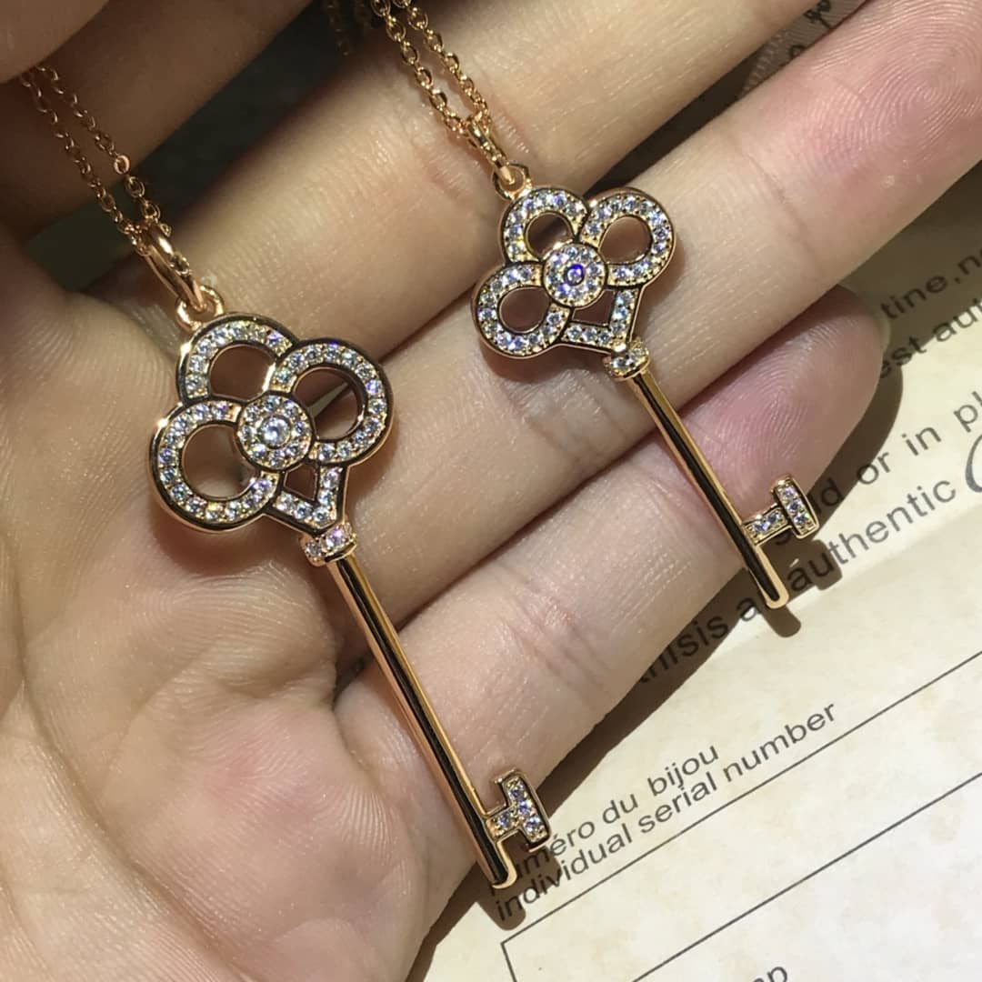 7 Star Ca*t1er Necklace