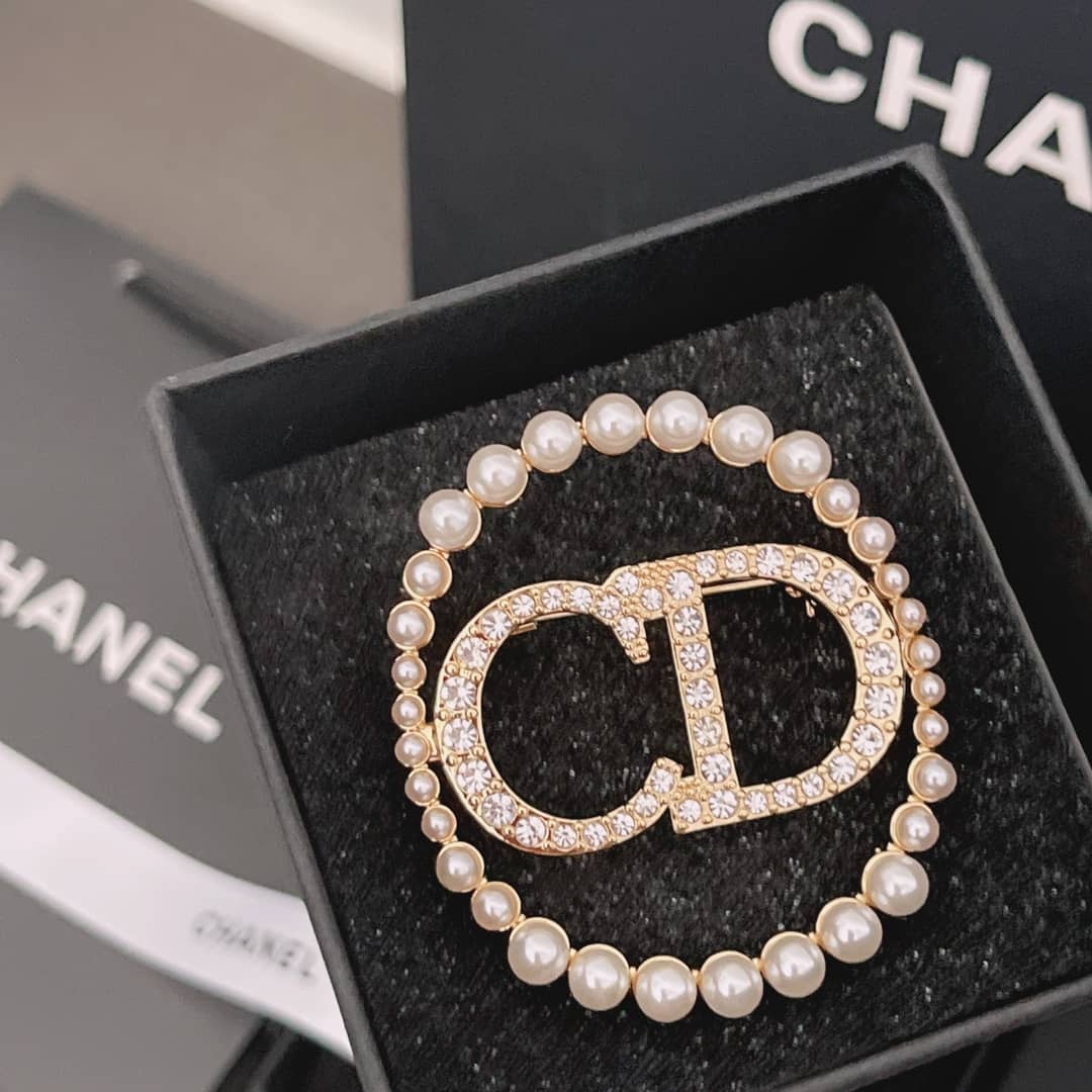 Best Chr1st1an D10r Classic Brooch