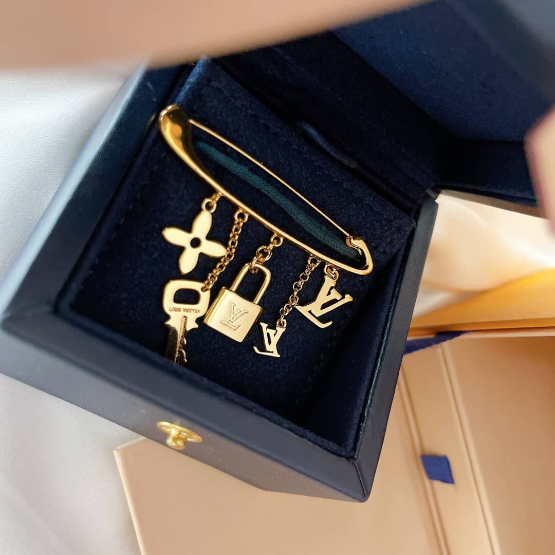 Wholesale L0vis Vvtt0n Logo Brooch