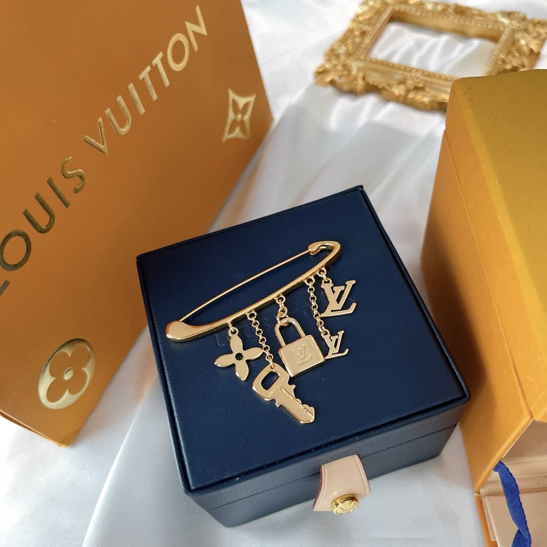 Wholesale L0vis Vvtt0n Logo Brooch