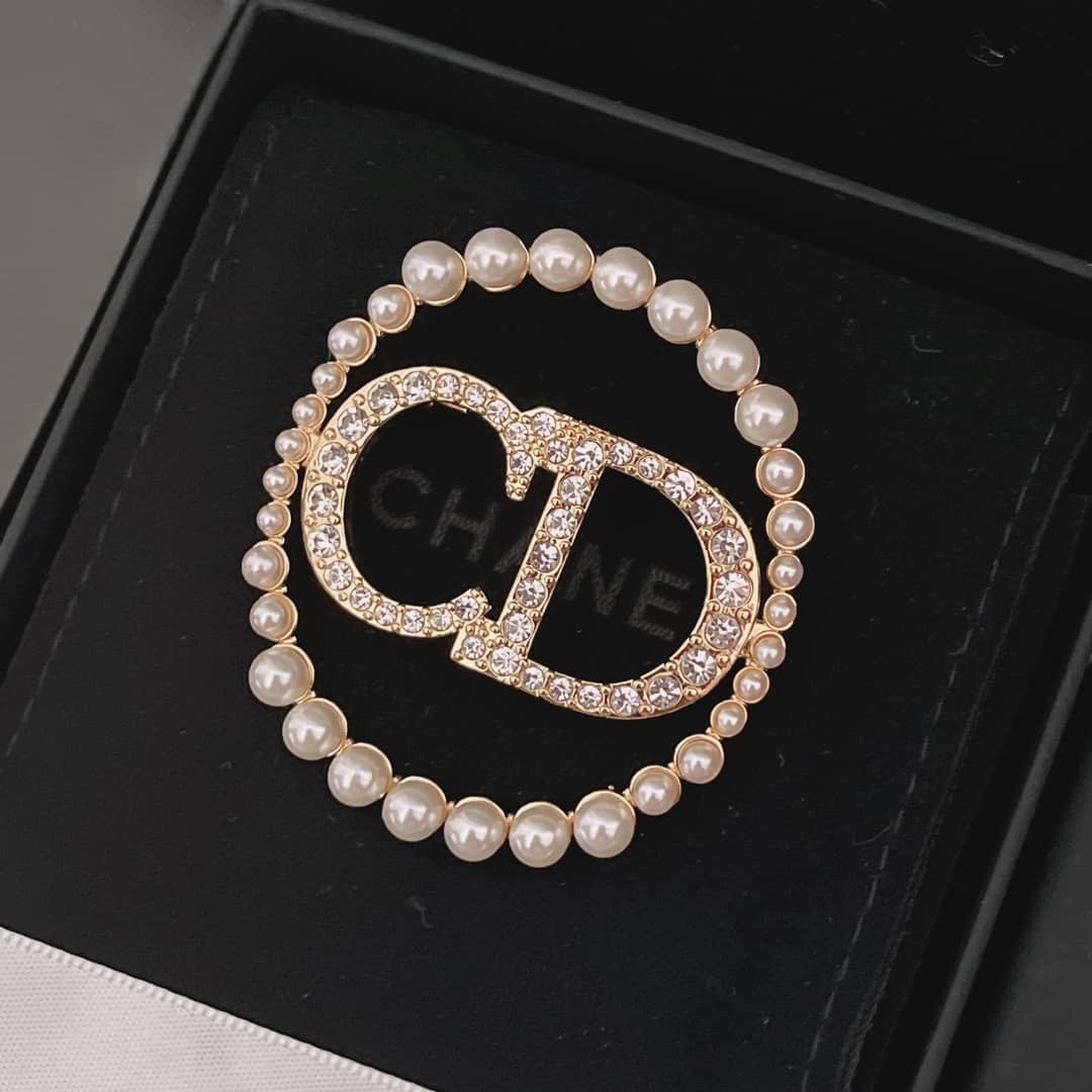 Best Chr1st1an D10r Classic Brooch