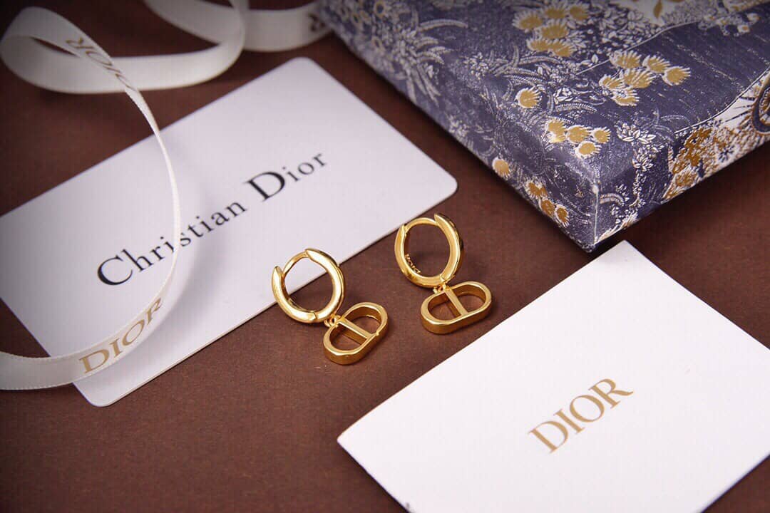 Best Chr1st1an D10r Classic Earring