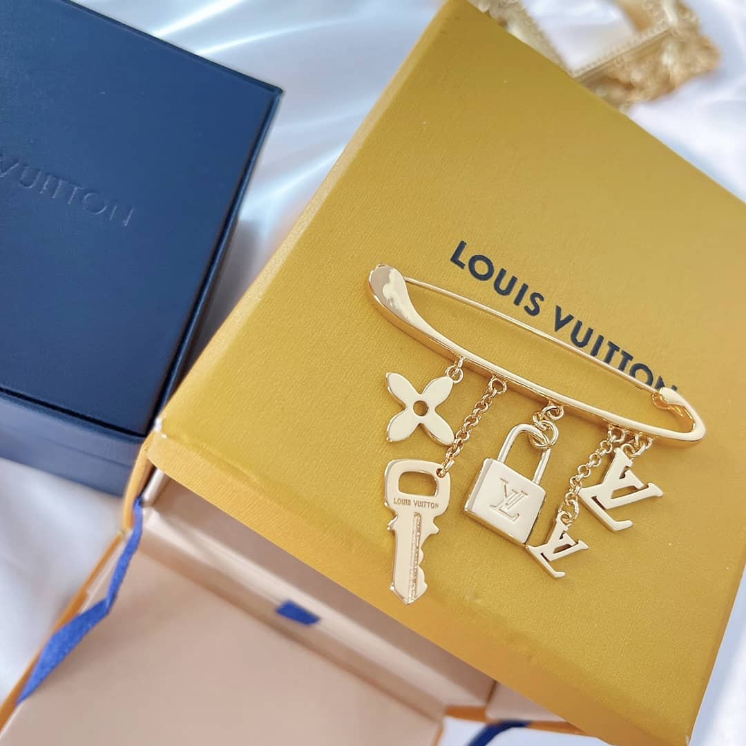 Wholesale L0vis Vvtt0n Logo Brooch