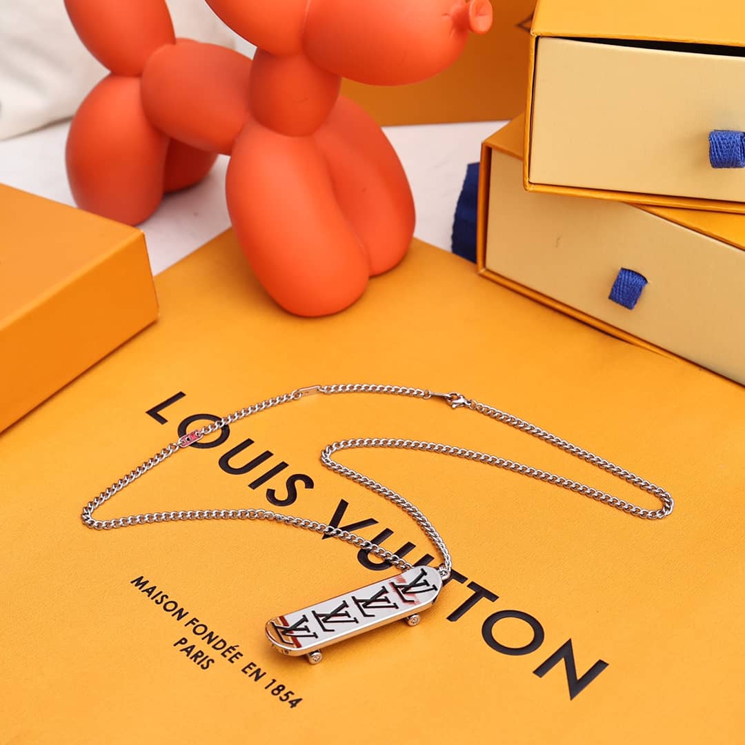 Wholesale L0vis Vvtt0n AAA+ Necklace