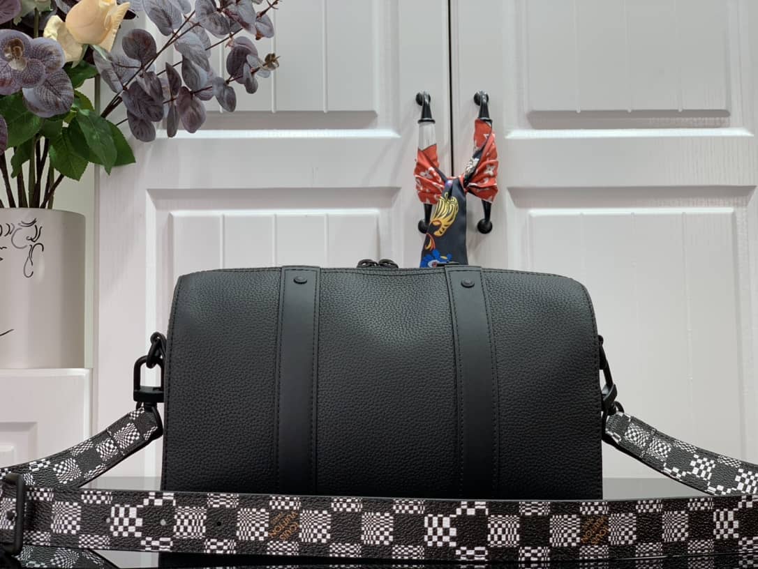Top Quality AAA+ LV Leather Duffle Bag Black