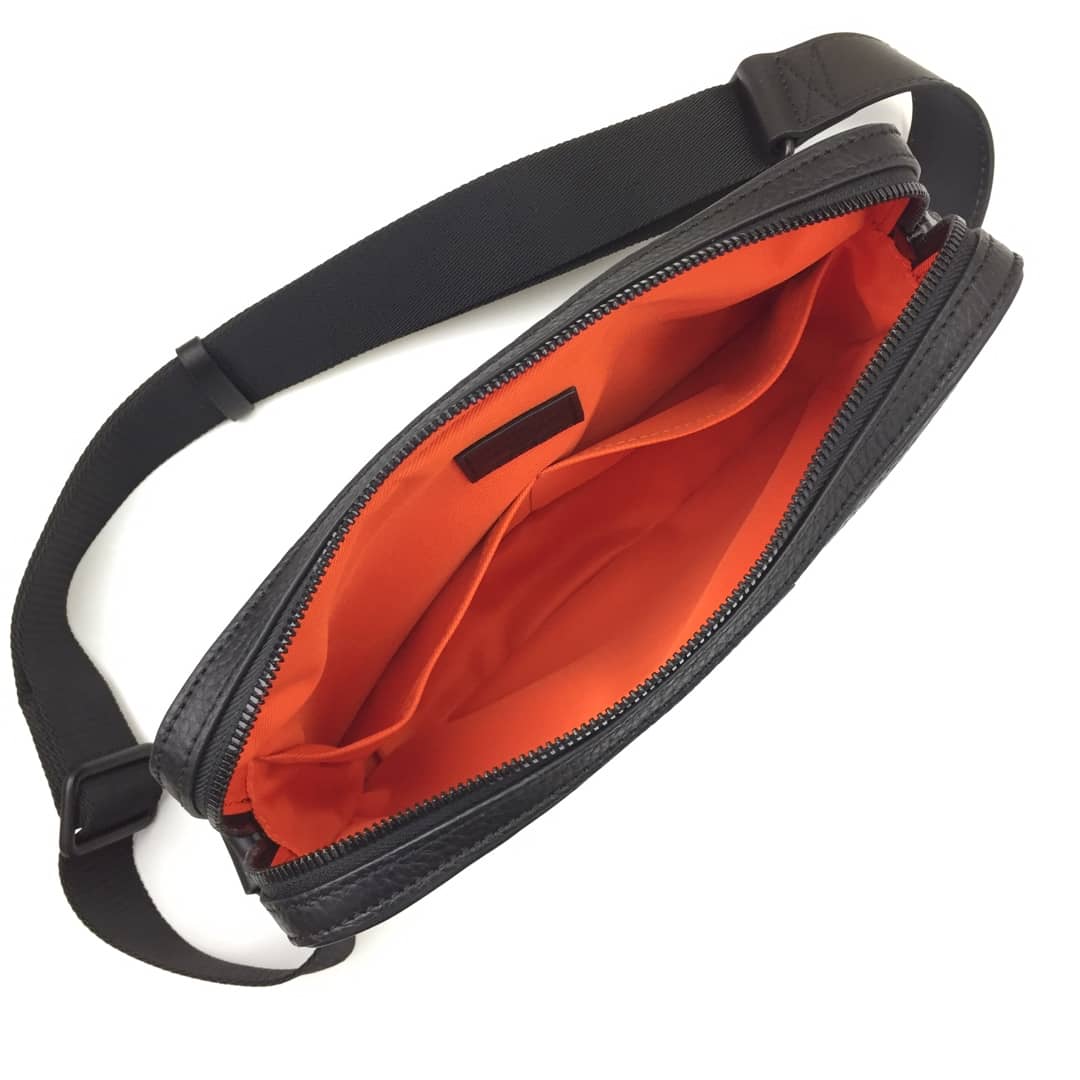 L0vis Vvtt0n Alpha Taurillon Leather Messenger Bag Replica M52767