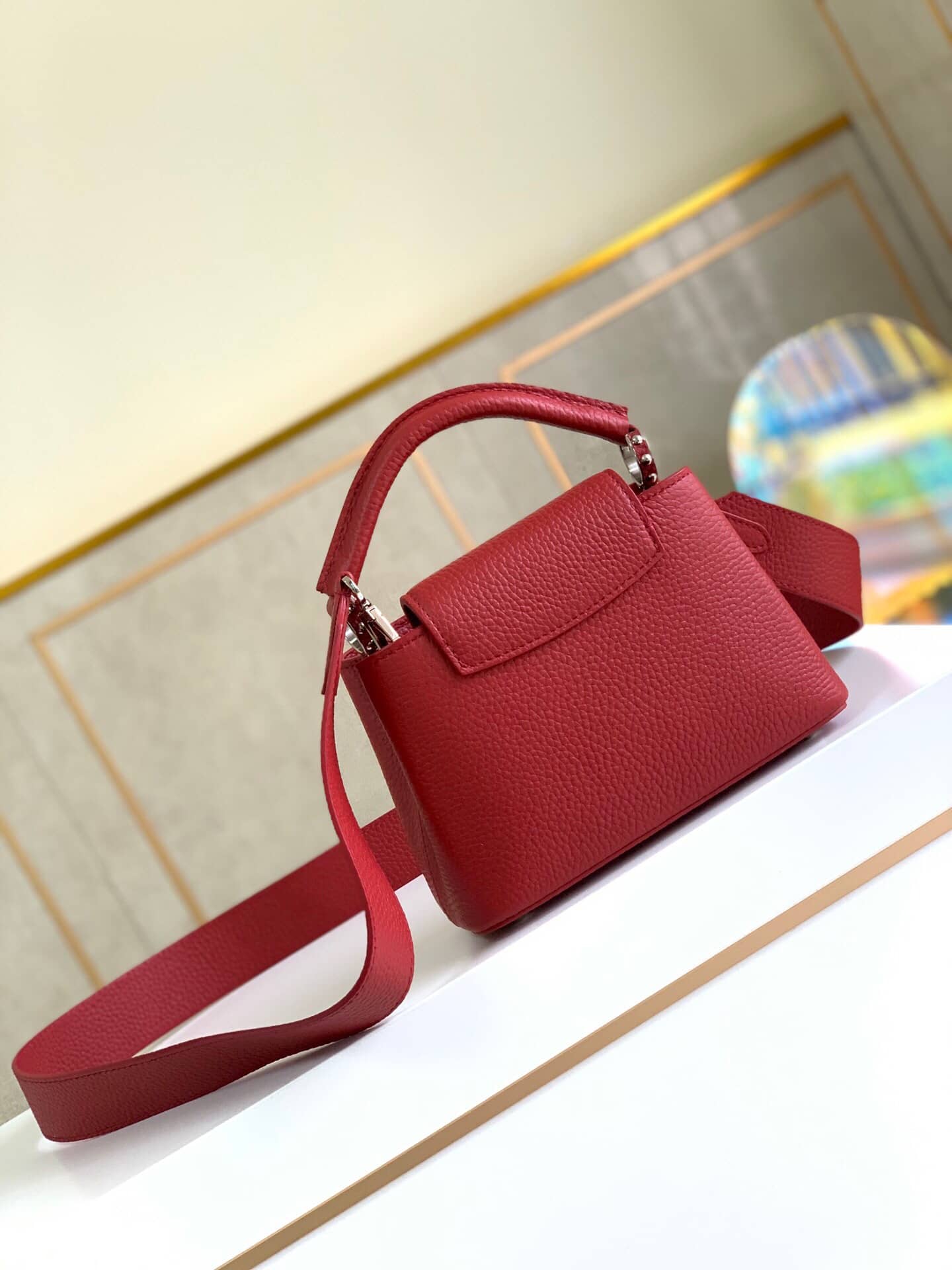 L0vis Vvtt0n Taurillon Leather Capucines Mini Replica Bag Red M55985