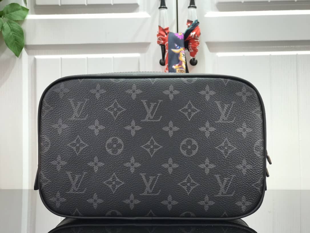 L0vis Vvtt0n Monogram Eclipse Toiletry Pouch M43383