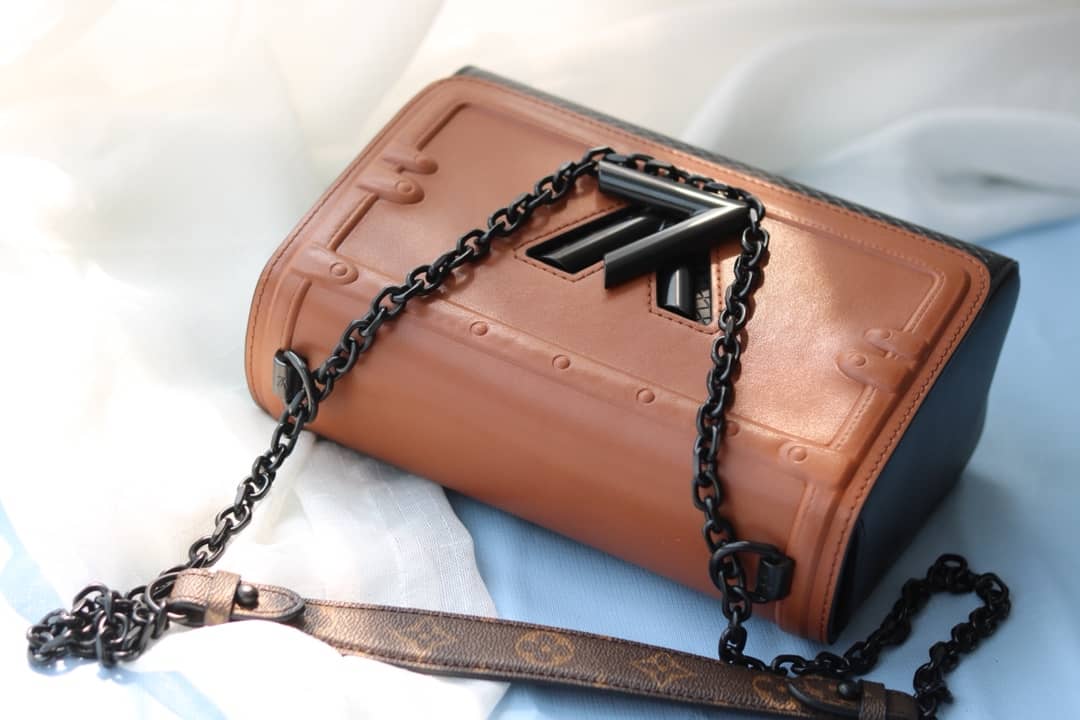 L0vis Vvtt0n Twist Epi Handbag Replica Brown M50320