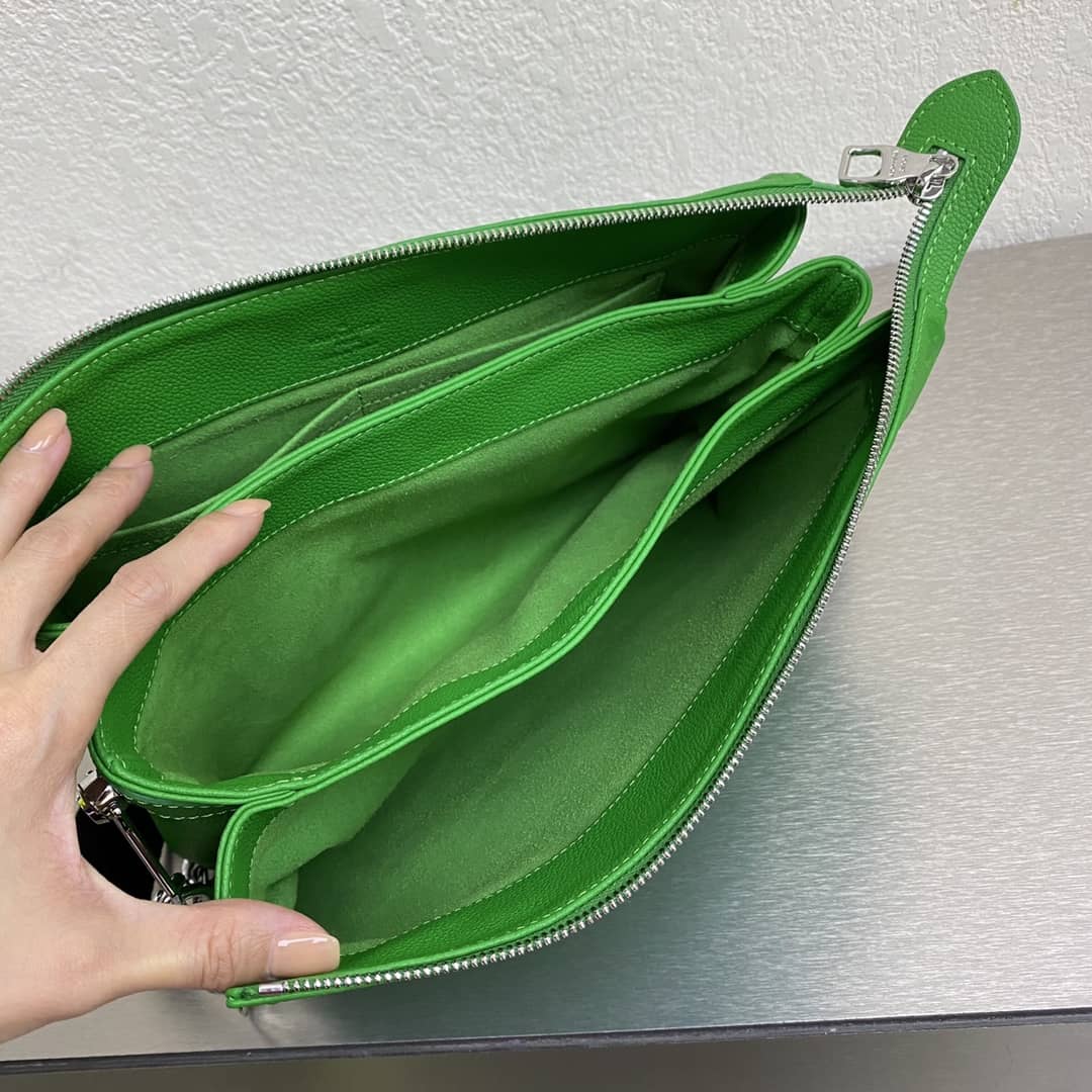 Cheap L0vis Vvtt0n Chain Clutch Bag Green Online