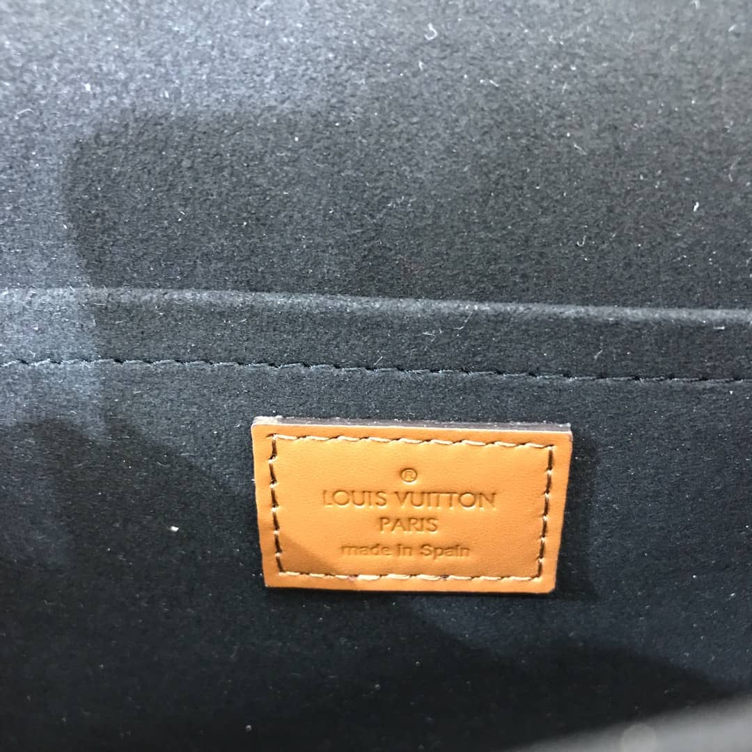 L0vis Vvtt0n Reverse Monogram Dauphine MM M45958 Shoulder Bag Replica