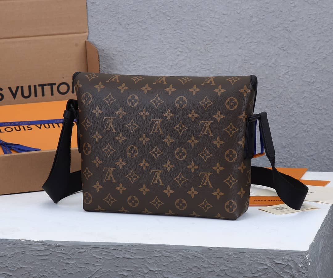 L0vis Vvtt0n Monogram Magnetic Messenger Bag Replica M45557