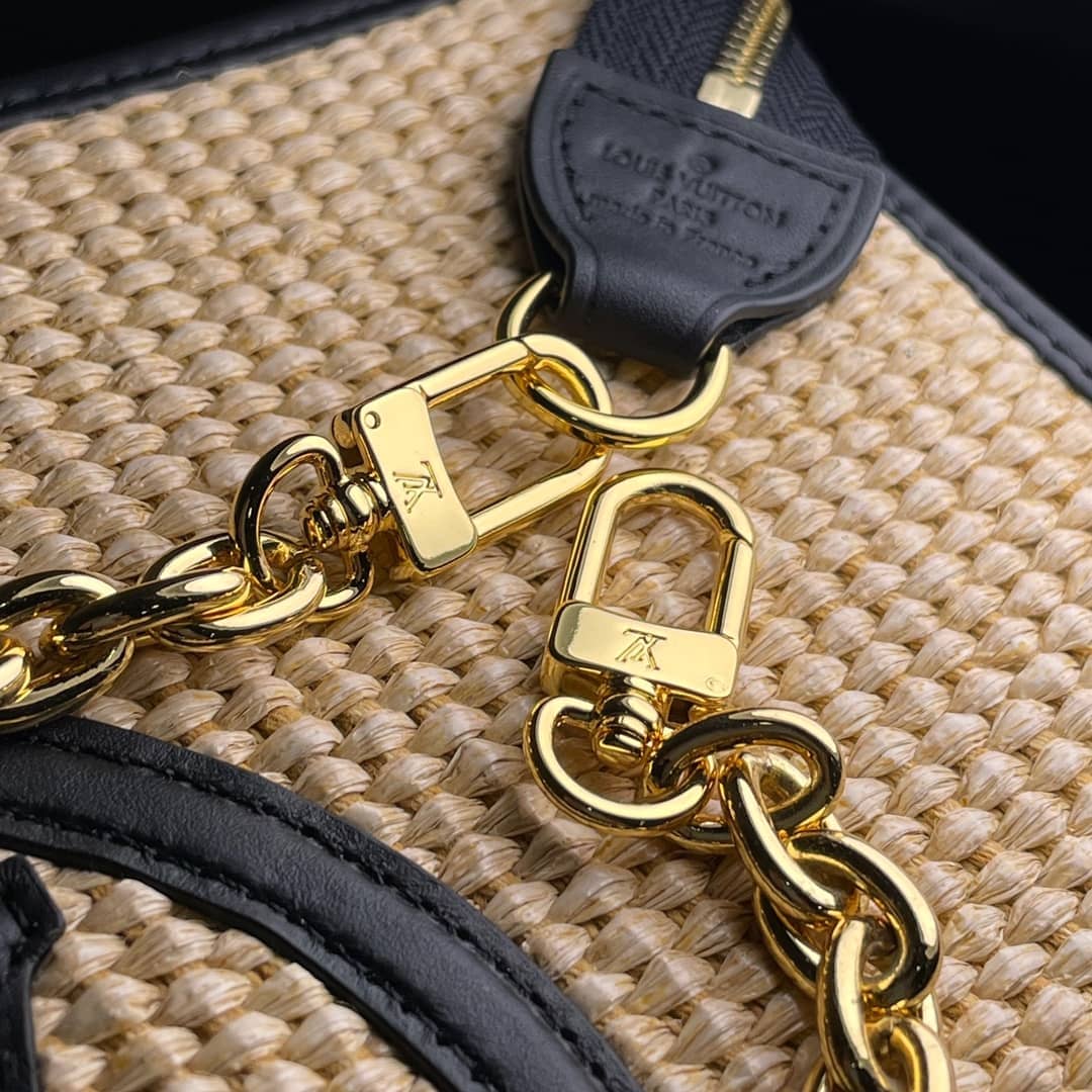 L0vis Vvtt0n Toiletry Pouch on Chain Circle Logo M81366 Replica