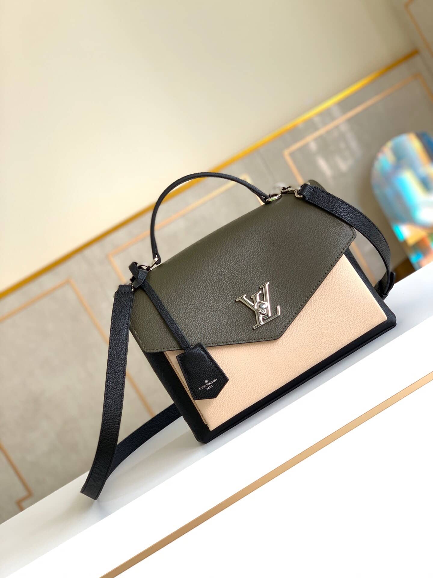 L0vis Vvtt0n Laurier Toffee Latte MyLockme Bag Replica M55323
