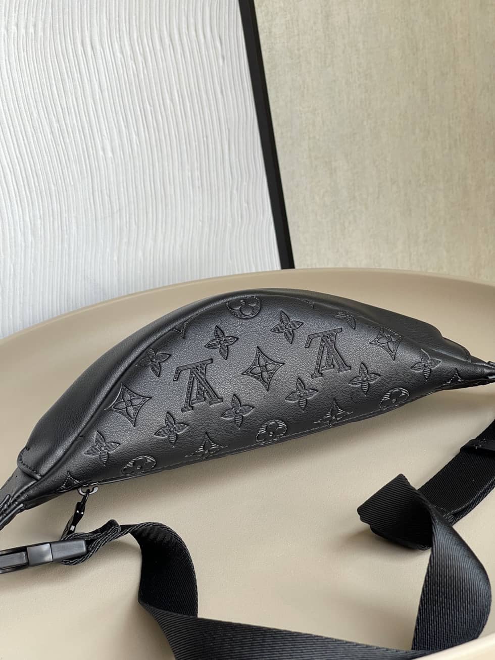 L0vis Vvtt0n Discovery Bumbag PM Monogram Shadow Black M46036 Replica Belt Bag
