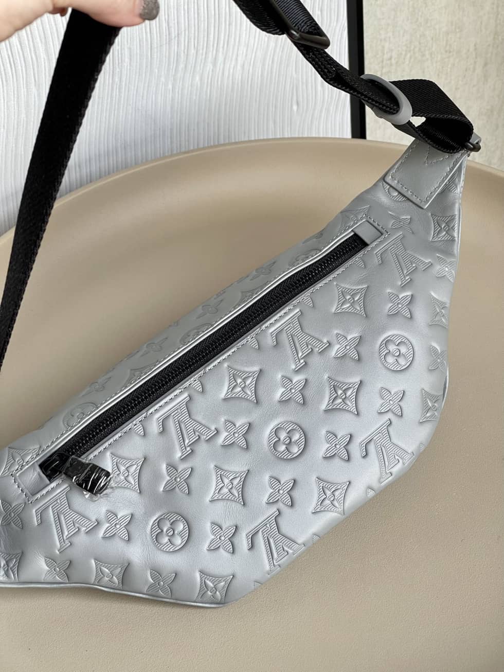 L0vis Vvtt0n Discovery Bumbag Anthracite Gray M46108 Replica Belt Bag