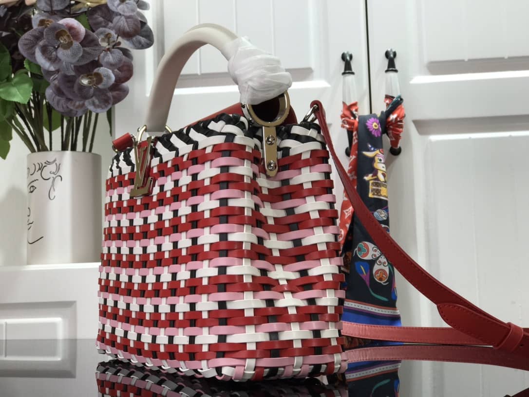 L0vis Vvtt0n Capucines Taurillon Shoulder Bag Replica Red M94519