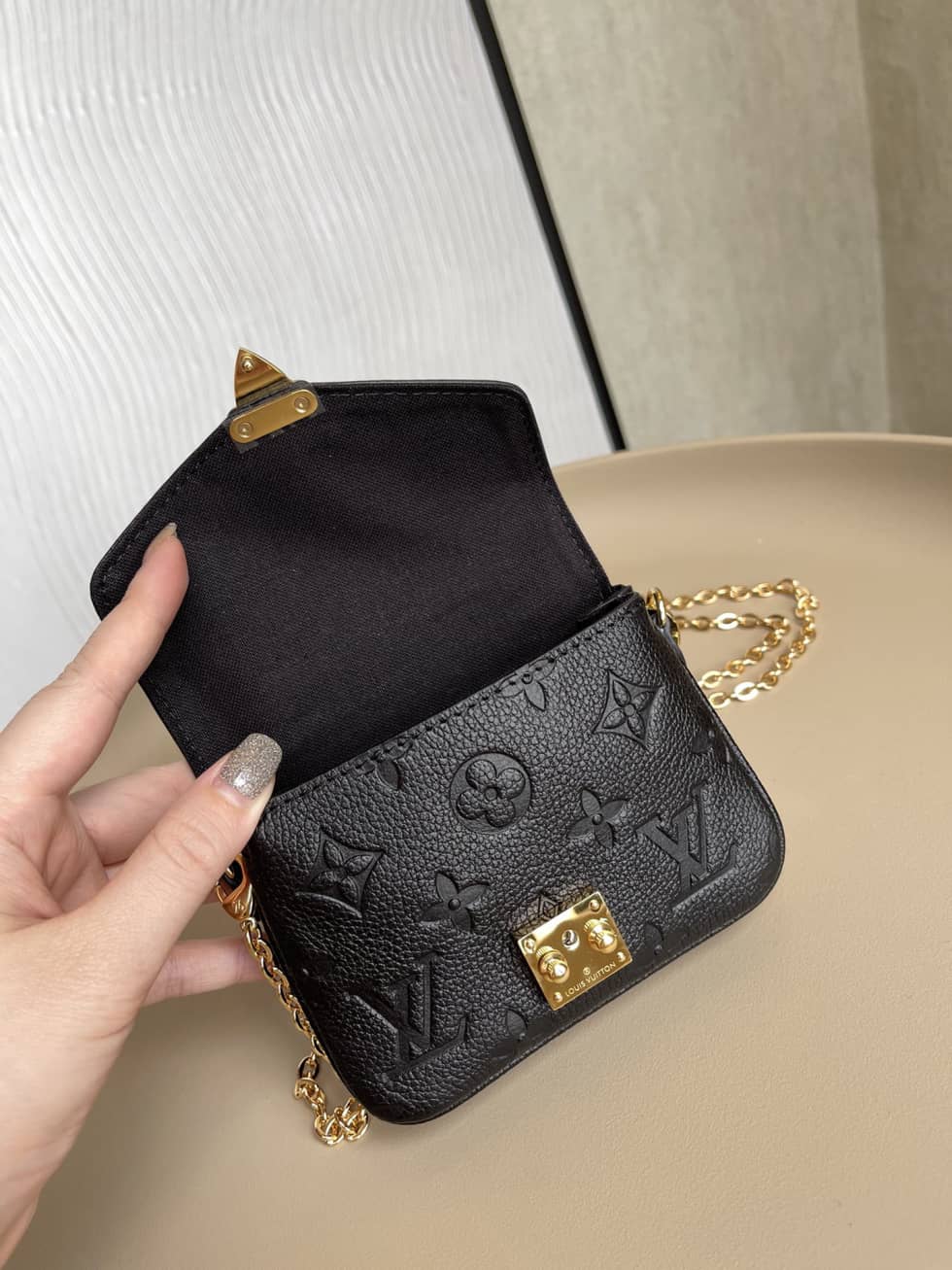L0vis Vvtt0n Micro Métis Monogram Empreinte Leather 2WAY Chain M81389 Replica Crossbody Bag