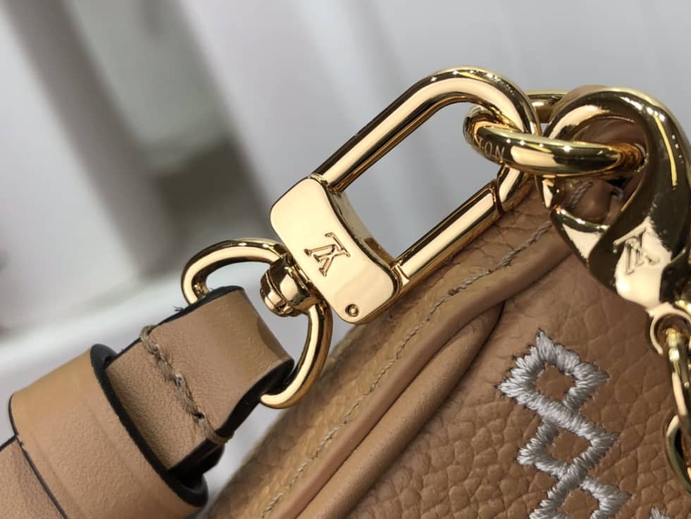 L0vis Vvtt0n Easy Pouch On Strap M81137 Replica Crossbody Bag