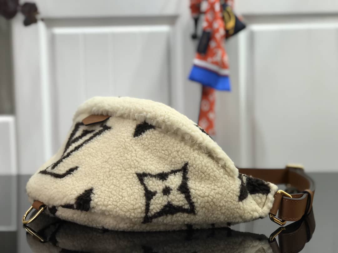 L0vis Vvtt0n Giant Monogram Teddy MM Replica Waist Bag M55425