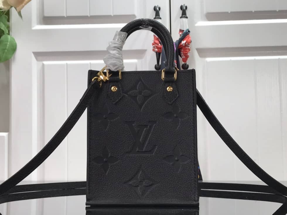 L0vis Vvtt0n Monogram Petit Sac Plat M69442 Replica Shoulder Bag
