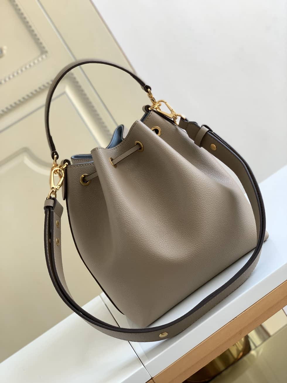 L0vis Vvtt0n Lockme Grained Calf Leather Greige M57688 Replica Bucket Bag