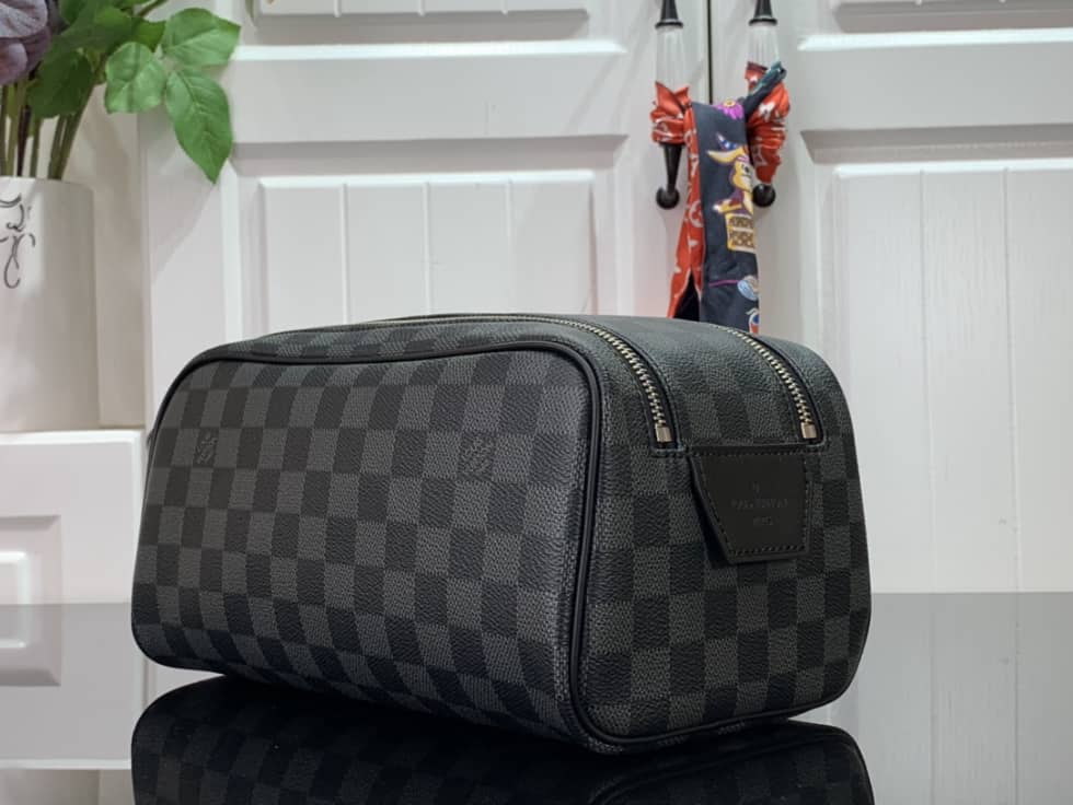L0vis Vvtt0n Dopp Kit Toilet Pouch Monogram Canvas M44494 Replica