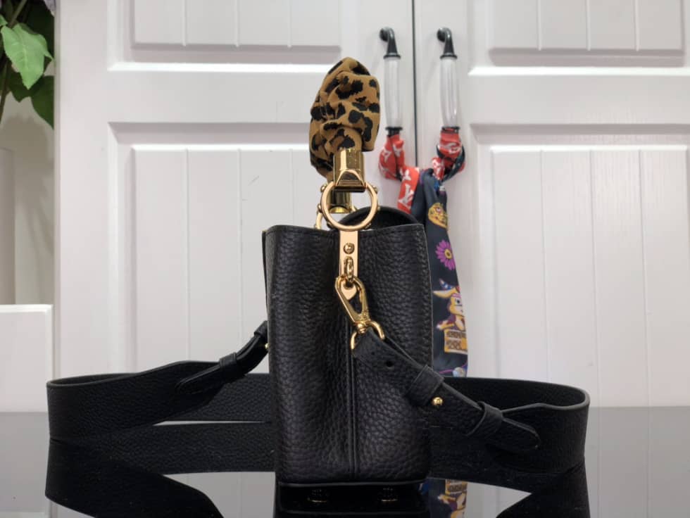 L0vis Vvtt0n Capucines Mini Black M58732 Replica Crossbody Bag