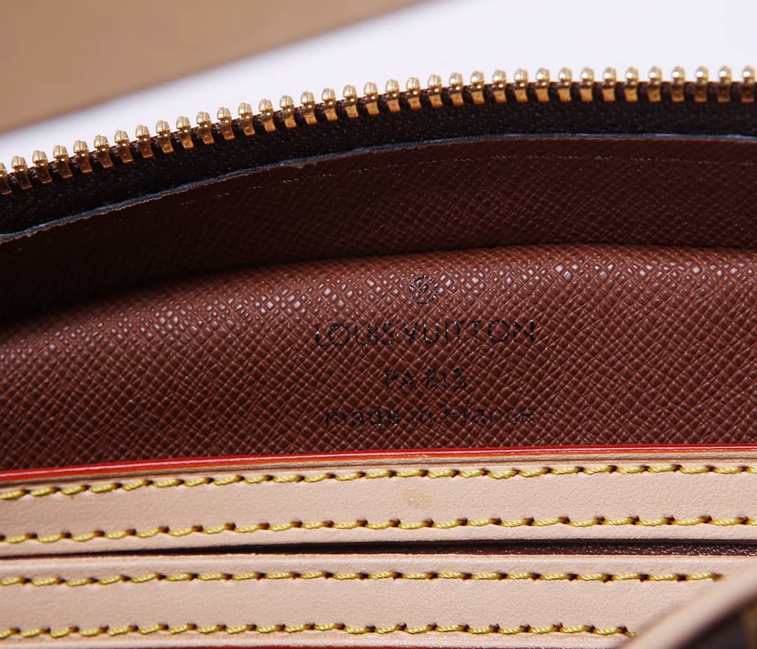 L0vis Vvtt0n Semi-Circle Leather Replica Shoulder Bag M51221