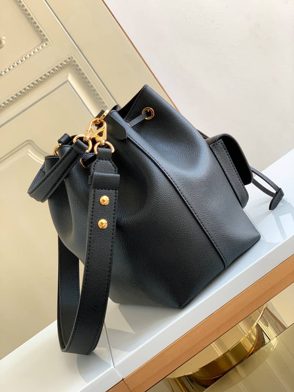 L0vis Vvtt0n Lockme Grained Calf Leather Black M57687 Replica Bucket Bag