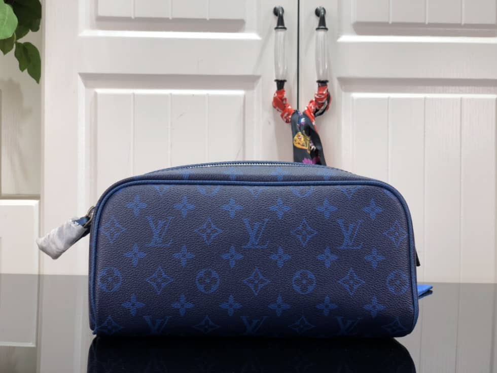 L0vis Vvtt0n Dopp Kit Toilet Pouch Monogram Canvas M44494 Replica