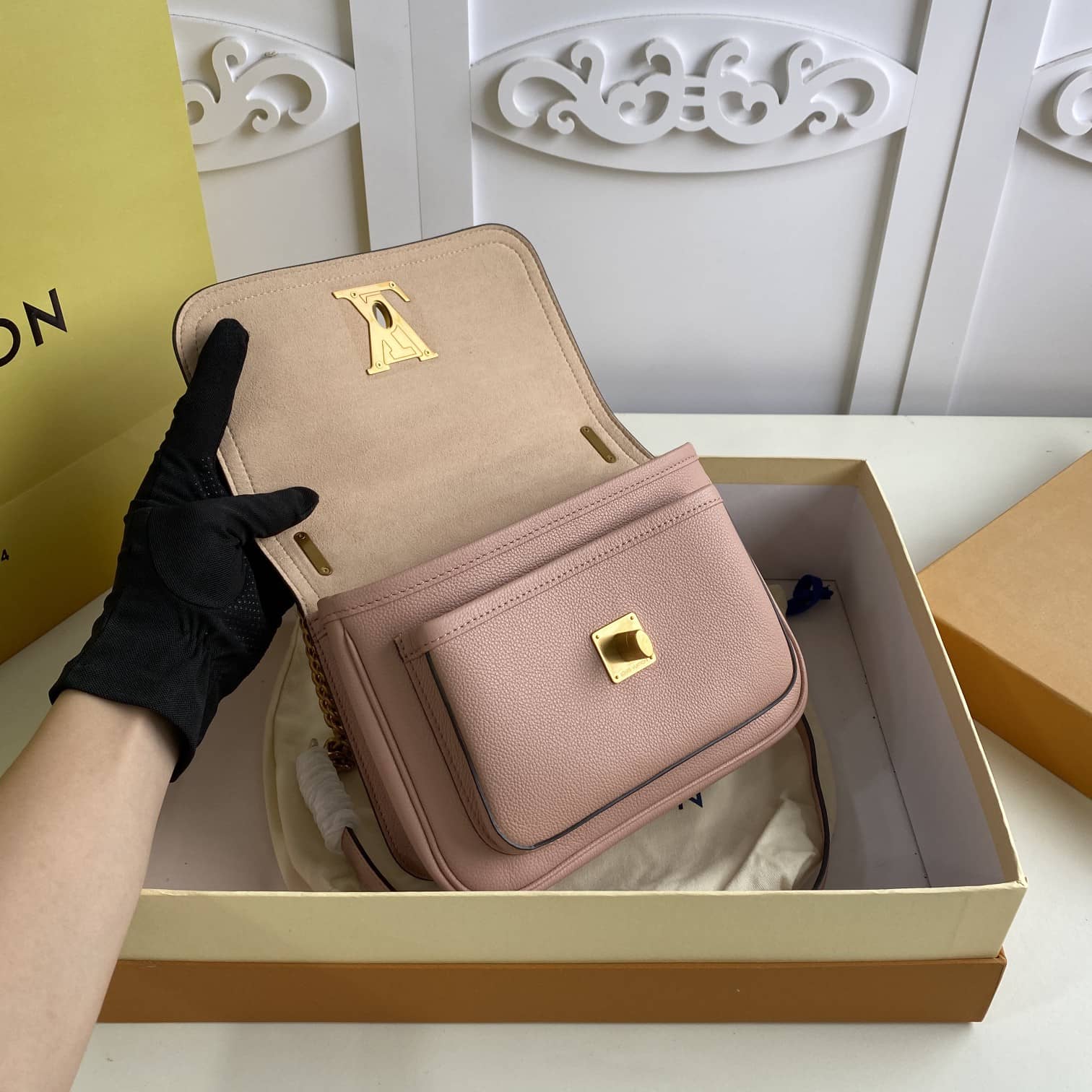 L0vis Vvtt0n Lockme Chain PM Replica Bag Pink M57073