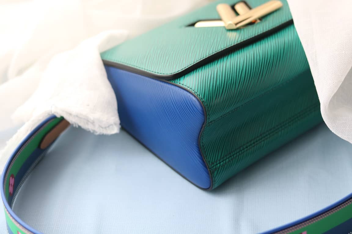 L0vis Vvtt0n Textured Epi Leather Twist Series Bag Green