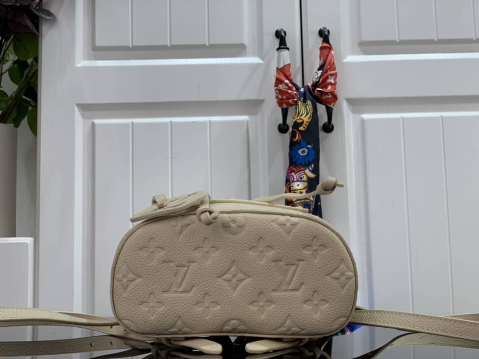 L0vis Vvtt0n Empreinte Montsouris White M45639 Replica Backpack