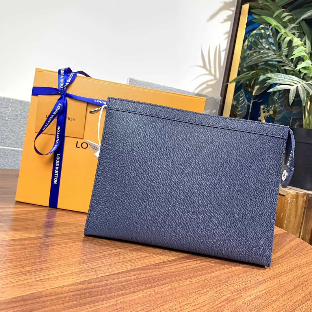 L0vis Vvtt0n Pochette Voyage MM Taiga Leather Replica Handbag Blue M30677