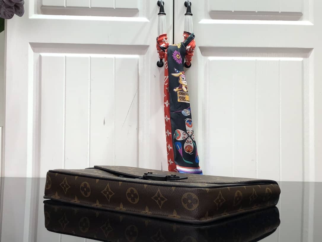L0vis Vvtt0n Monogram Key S Lock A4 Pouch Replica M80560