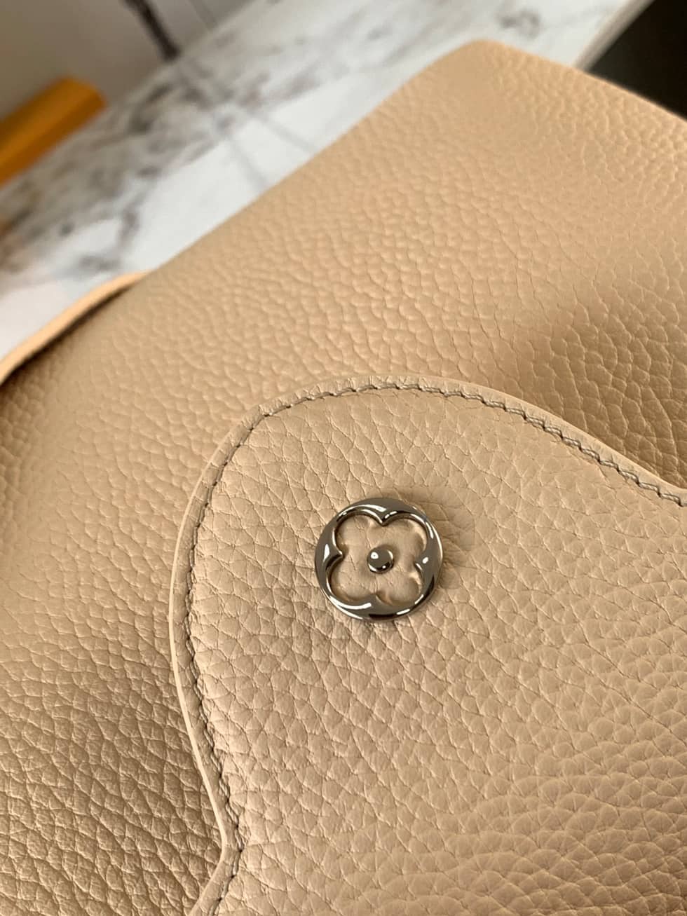 L0vis Vvtt0n Capucines BB Tote Taurillon Leather N92041 Replica Crossbody Bag