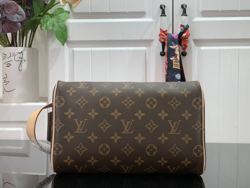 L0vis Vvtt0n Dopp Kit Toilet Pouch Monogram Canvas M44494 Replica