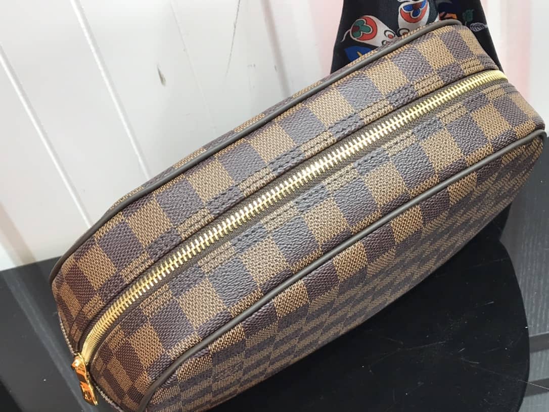 L0vis Vvtt0n Damier Ebene Toiletry Bag Replica M47527
