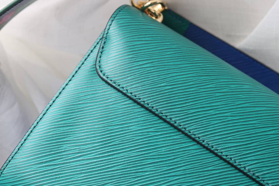 L0vis Vvtt0n Textured Epi Leather Twist Series Bag Green
