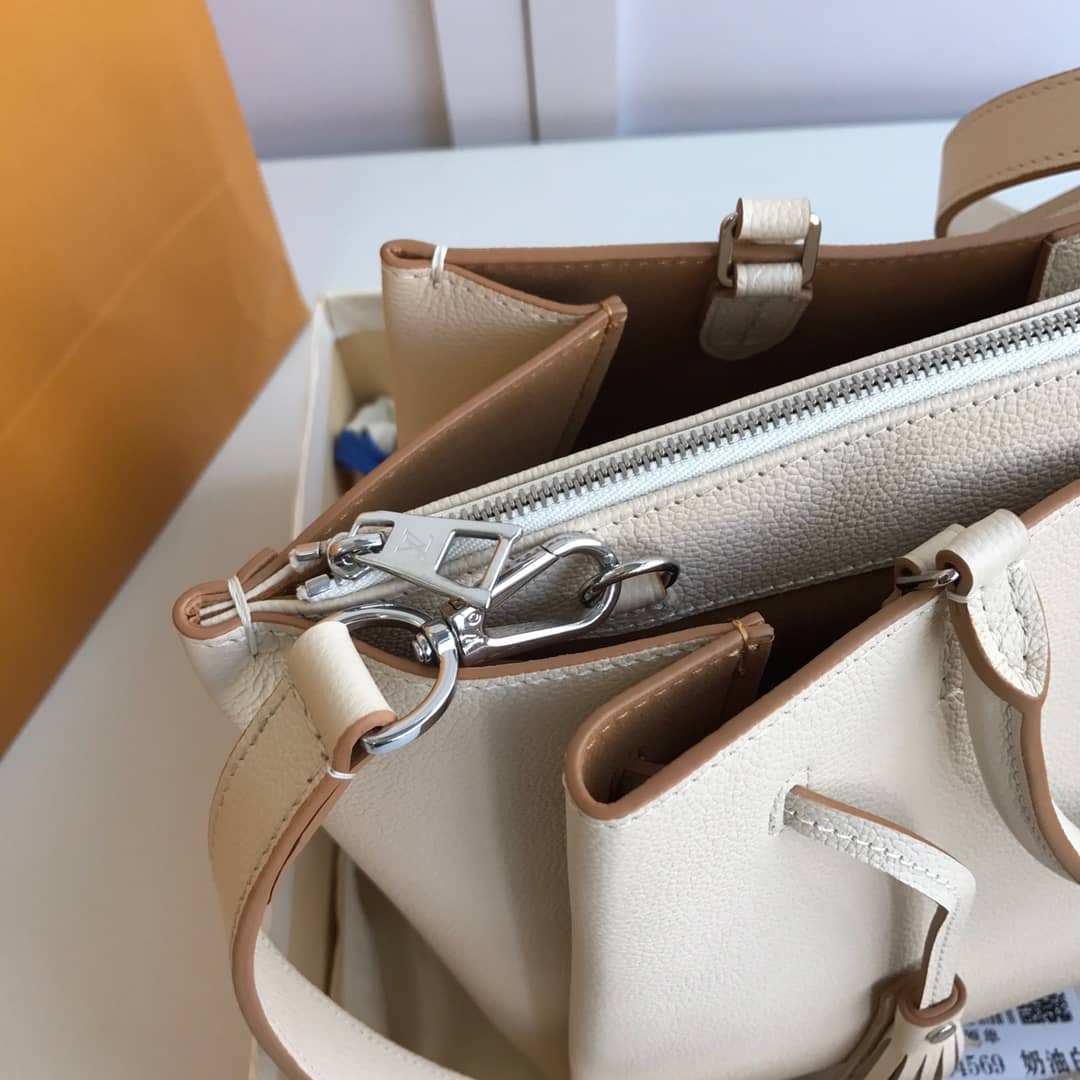 L0vis Vvtt0n Lockmeto Leather Tote Replica White M54569