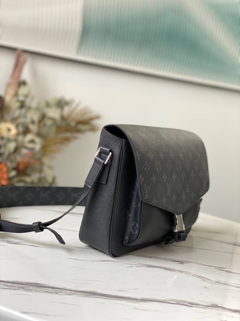 L0vis Vvtt0n Monogram Flap Leather Small Messenger Bag Replica Black M30746