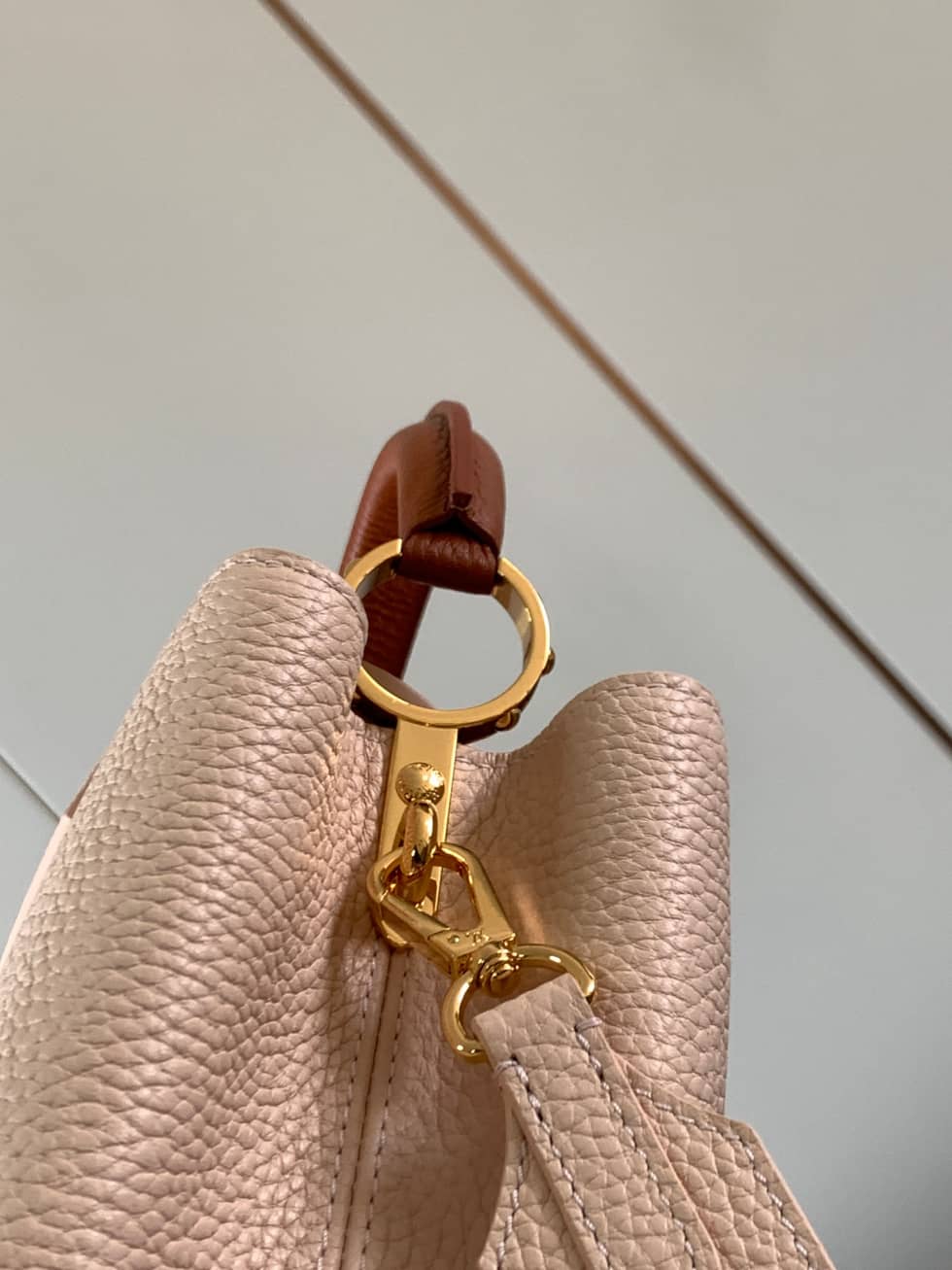 L0vis Vvtt0n Capucines Taurillon Leather Shoulder Bag Replica