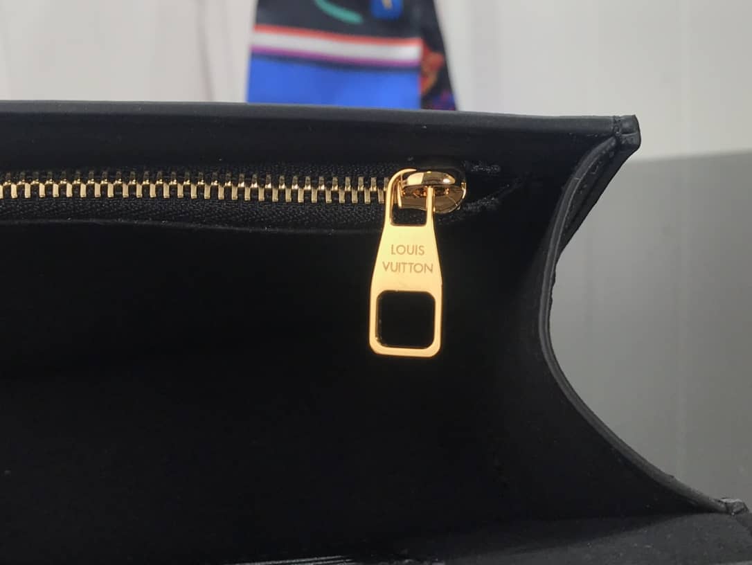 L0vis Vvtt0n Since 1854 Dauphine Chain Replica Wallet Black M69992