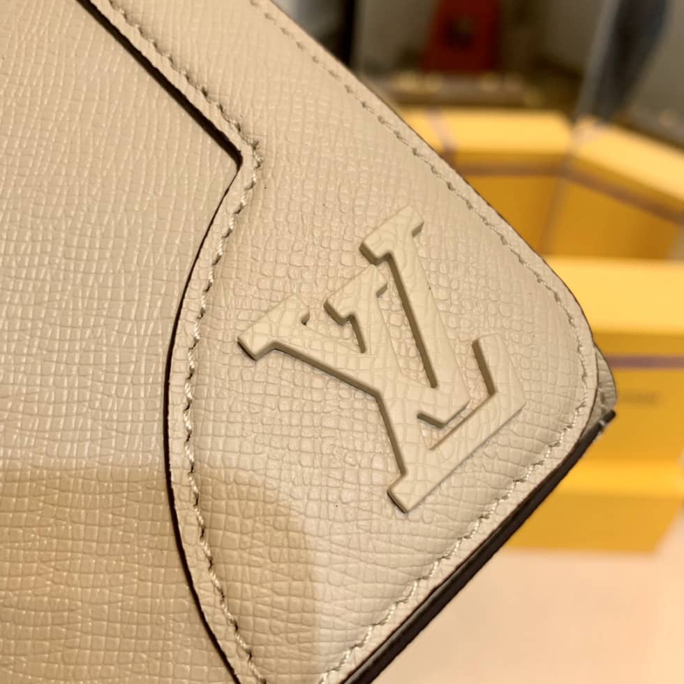 L0vis Vvtt0n New Flap Taiga Noir M30807 Replica Messenger Bag