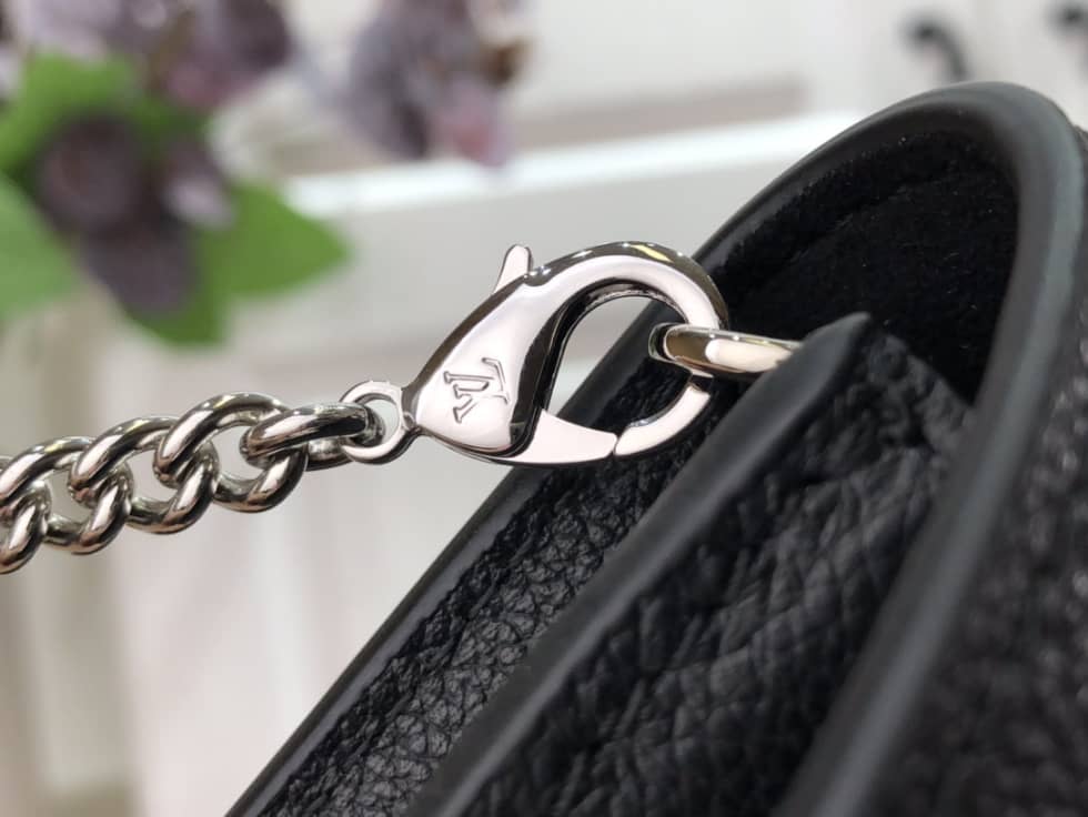 L0vis Vvtt0n Pochette Lock Me Chain M63980 Replica Crossbody Bag